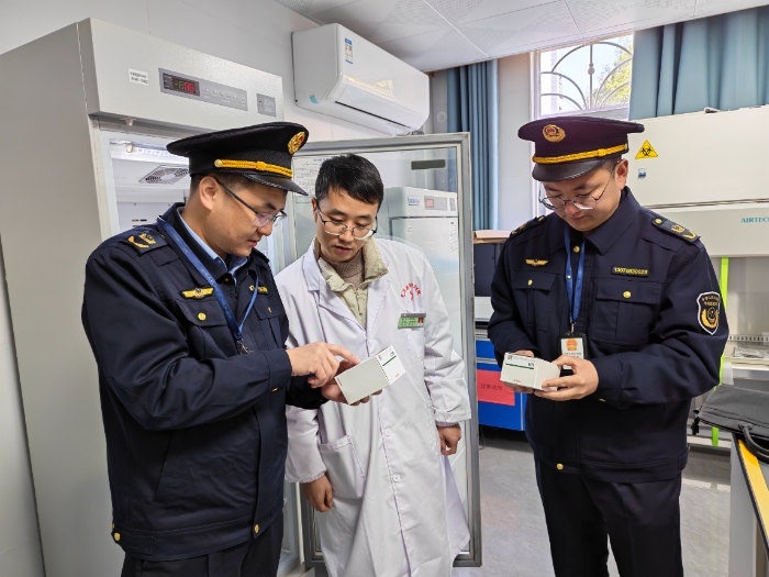 圖為光澤縣市場監(jiān)管局執(zhí)法人員在李坊鄉(xiāng)衛(wèi)生院檢驗科檢查體外診斷試劑的有效期。（吳佳敏 攝）