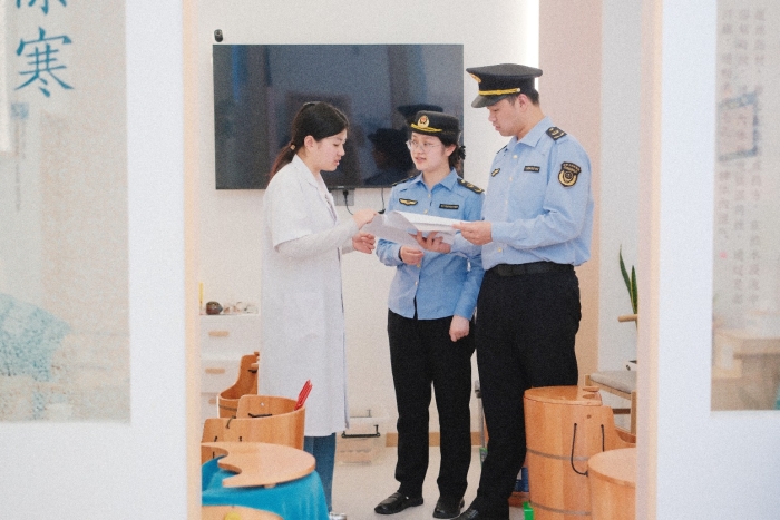 圖為臨海市市場(chǎng)監(jiān)管局執(zhí)法人員檢查醫(yī)療器械產(chǎn)品銘牌和進(jìn)貨查驗(yàn)資料。（楊巧紅 攝）