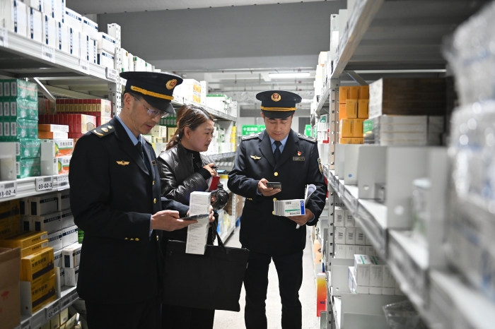 圖為第五分局執(zhí)法人員聯(lián)合屬地市場監(jiān)管局對一家藥品零售連鎖總部及其門店開展協(xié)同檢查。（任向鋒 攝）
