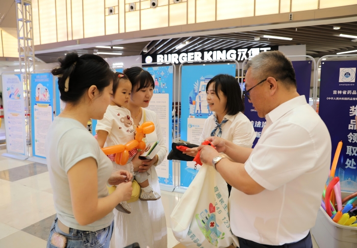 圖為工作人員解答市民有關(guān)藥品安全投訴舉報(bào)相關(guān)問題。（葉陽(yáng)歡攝）(1)