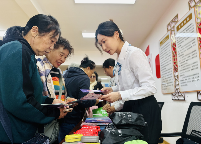 圖為吉林省藥品舉報(bào)中心聯(lián)合社區(qū)開(kāi)展“藥品安全科普講堂”活動(dòng)。