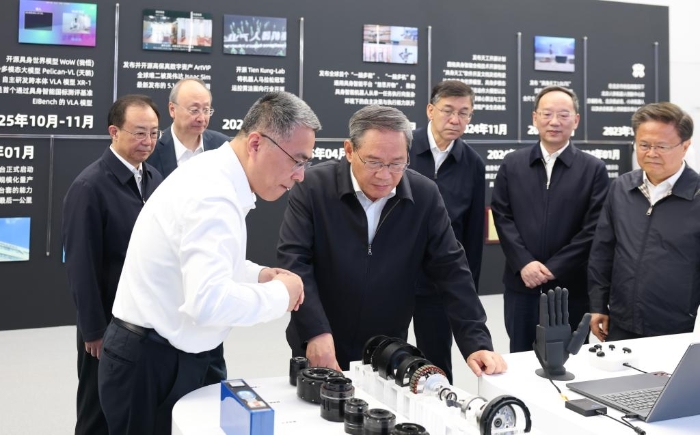 5月18日，中共中央政治局常委、國務(wù)院總理李強在北京調(diào)研。這是李強在北京人形機器人創(chuàng)新中心有限公司聽取智能機器人技術(shù)創(chuàng)新和產(chǎn)業(yè)發(fā)展介紹。新華社記者 黃敬文 攝