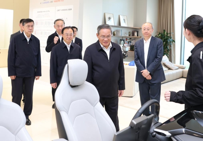 5月18日，中共中央政治局常委、國務(wù)院總理李強在北京調(diào)研。這是李強在小米汽車科技有限公司調(diào)研。新華社記者 黃敬文 攝
